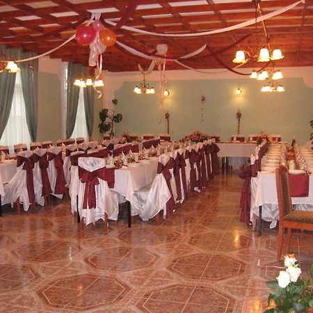 Mater Salvatoris House Hotel Godollo Bagian luar foto