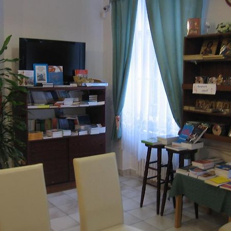 Mater Salvatoris House Hotel Godollo Bagian luar foto