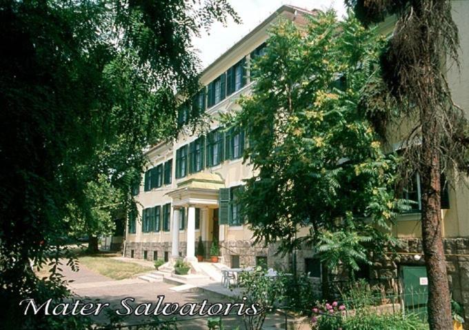 Mater Salvatoris House Hotel Godollo Bagian luar foto