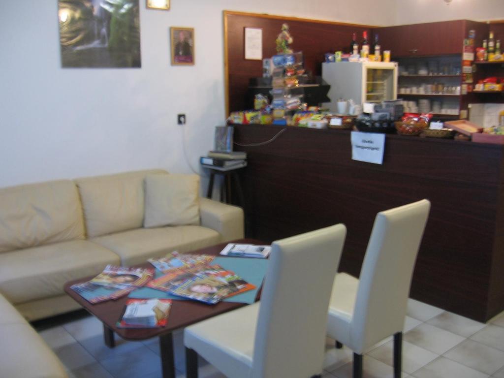 Mater Salvatoris House Hotel Godollo Bagian luar foto