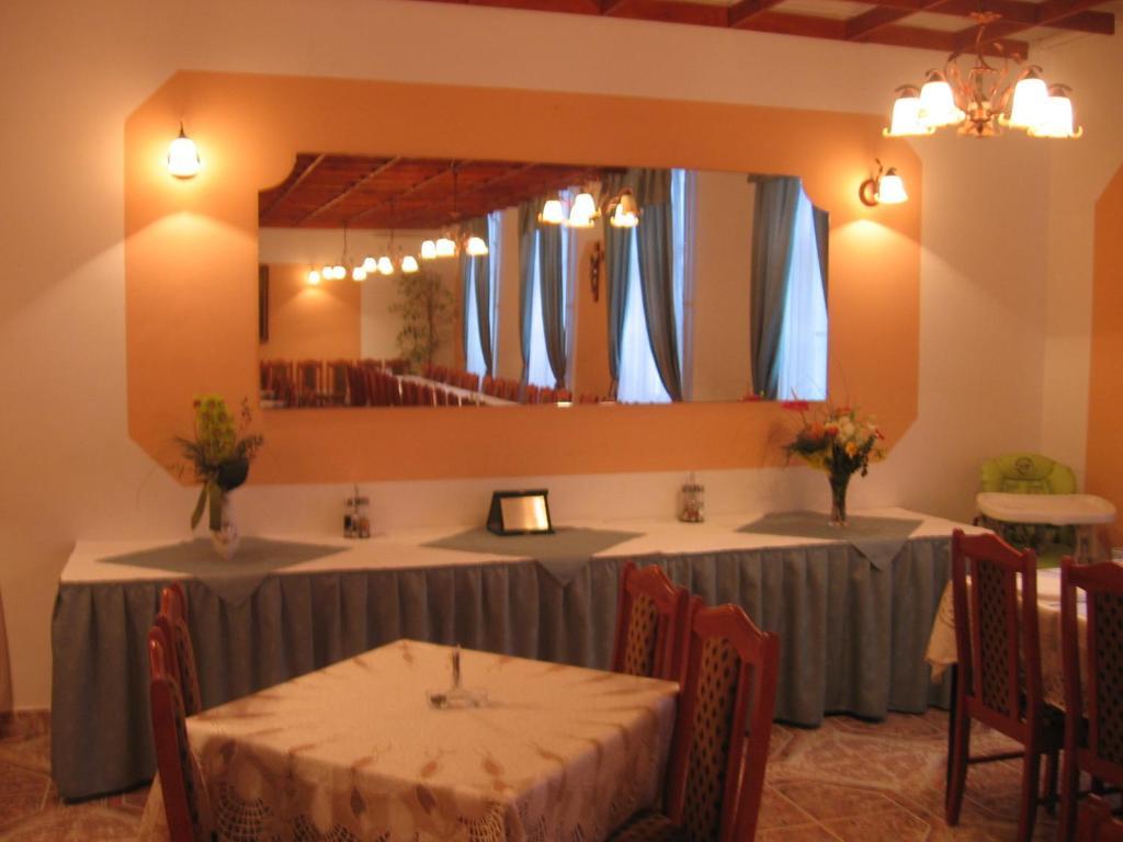 Mater Salvatoris House Hotel Godollo Bagian luar foto