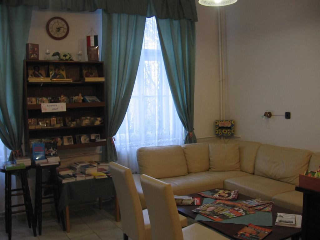 Mater Salvatoris House Hotel Godollo Bagian luar foto